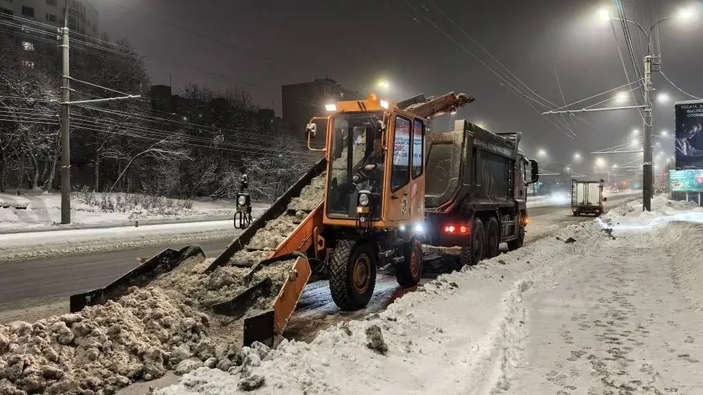 Из Мурманска вывезли почти 3 тысячи кубометров снега